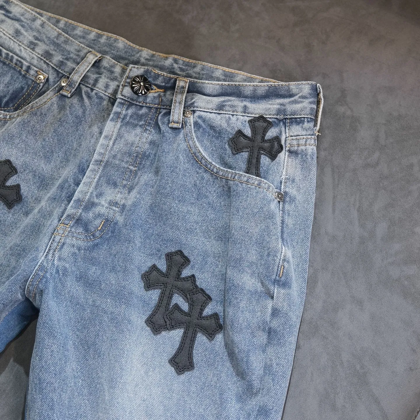 P290 Chrome Hearts Gallery co-branded limited-edition cross-flared flared jeans are a hot item this season and are sought after by countless celebrities and fashionistas. The neat details of the cutting process add color to the playful fashion! The neat and meticulous design, and the well-fitting structure is unique. The upper body not only has outstanding recognition, but also looks younger and younger. A style with the ultimate wearing meaning and performance, gorgeous color matching, and the craftsmanship of this style is also extremely extraordinary. After the finished product is washed, it is disassembled and hand-made with sheepskin cross leather and then spliced ​​together to complete. The whole piece has too many craftsmanship to describe. It is decorated with patchwork cross flowers and high-waisted washed jeans! ! Absolutely high-end luxury product, a god-level single product, a super popular product, made with top heavy industry, a magic weapon that cannot be missed to hit the streets. Size: 28 30 32 34 36 Color: blue
